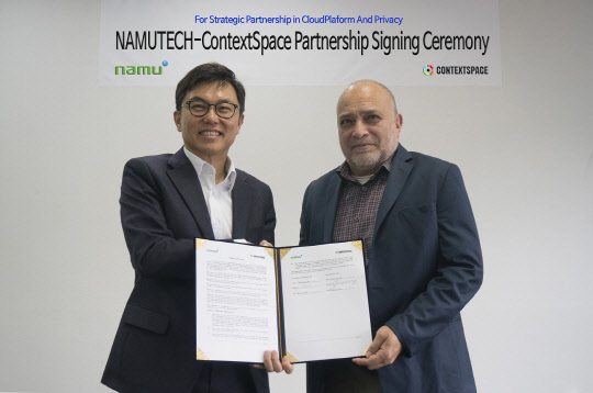 정철 나무기술 대표(왼쪽)와 쉬무엘 레빈 컨텍스트스페이스 대표가 파트너 협약 체결 후 기념촬영을 하고 있다.  나무기술 제공